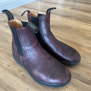 Oxblood women’s blundstones.